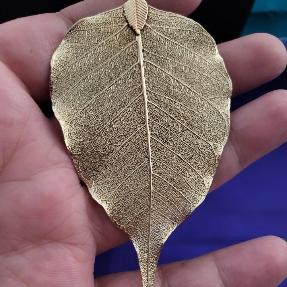 Linden leaf Pendant with a choker necklace